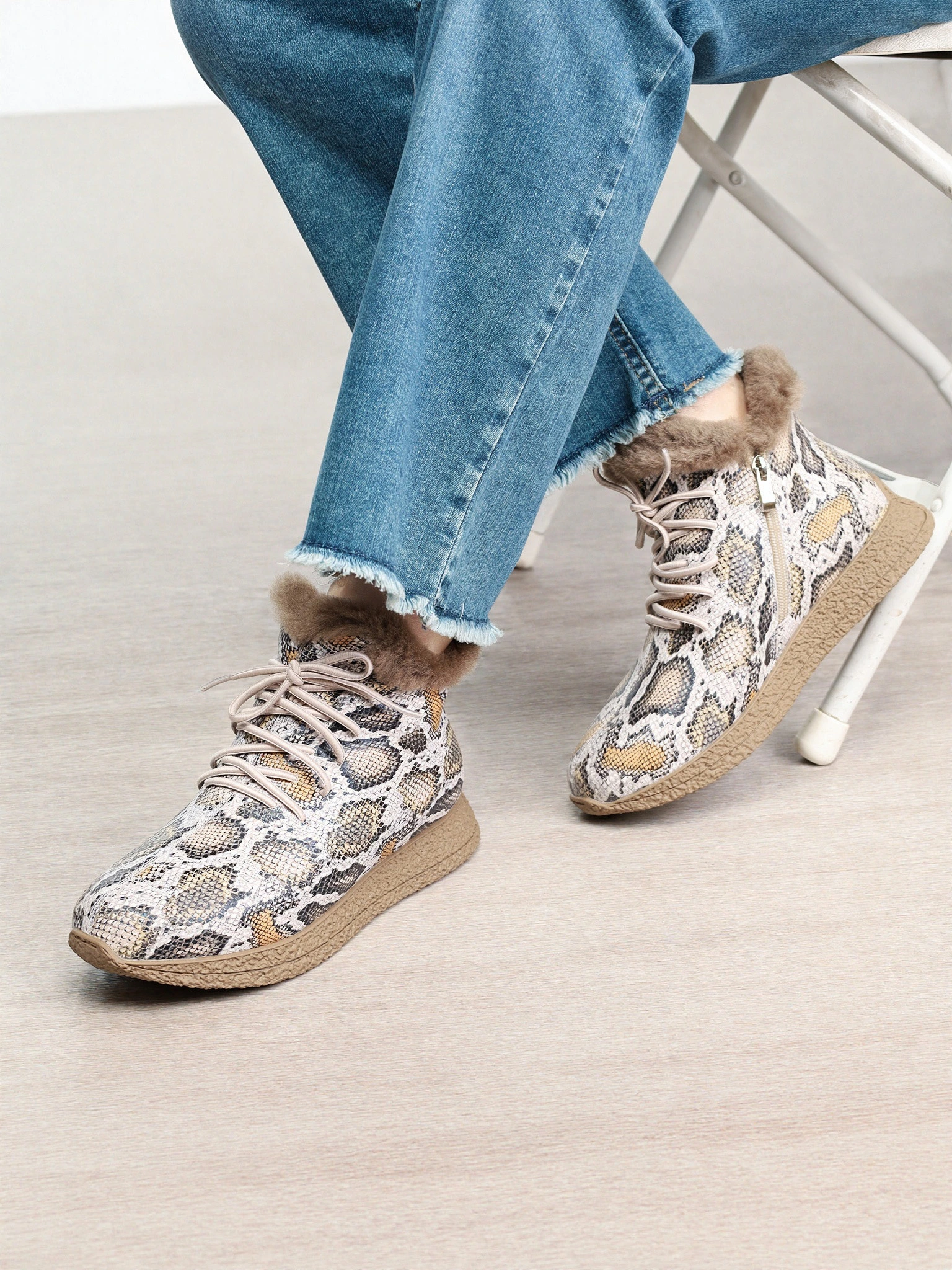 Ботинки с принтом под рептилию на низкой подошве